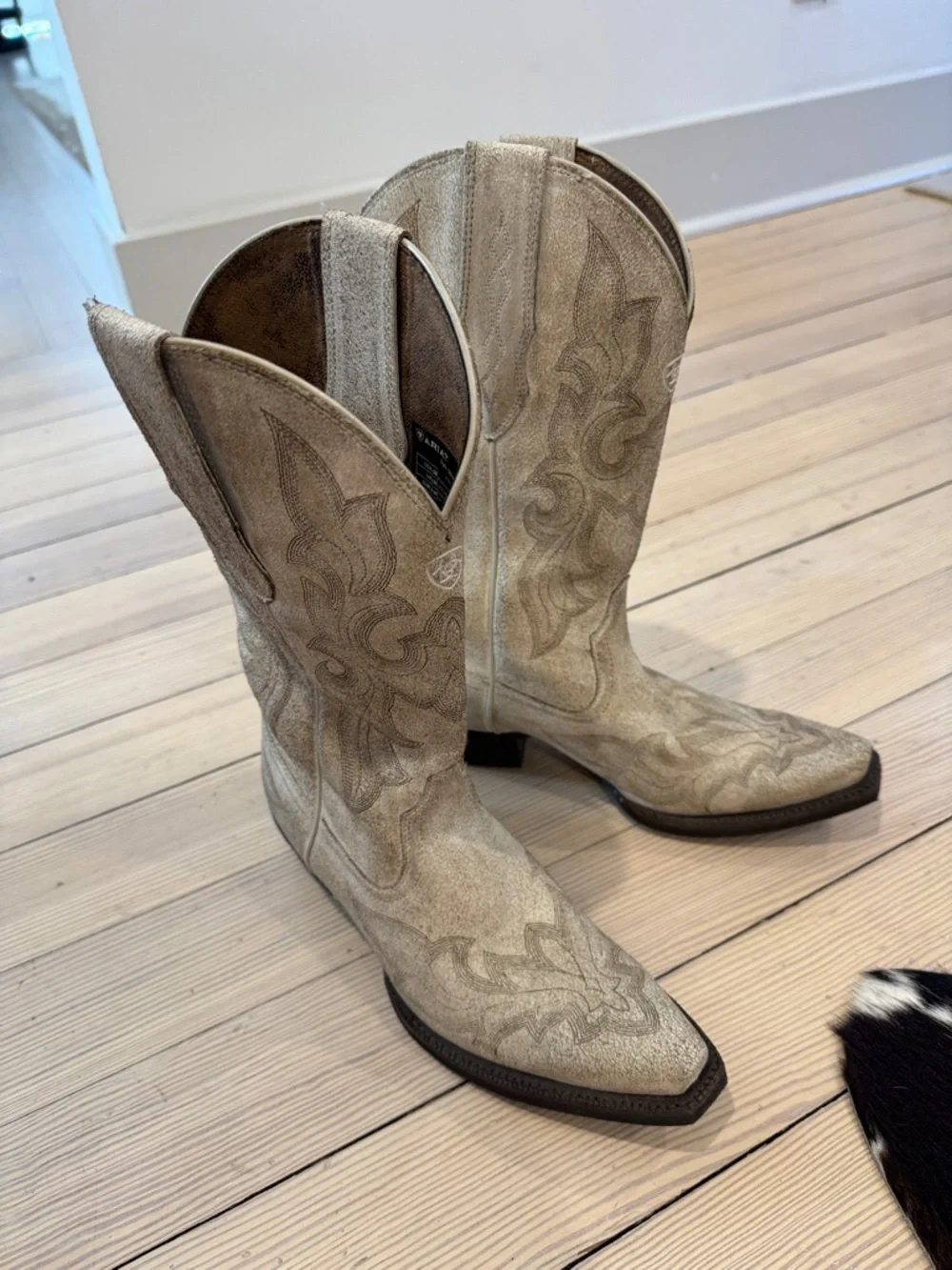 Ariat White Embroidered Western Cowboy Boots